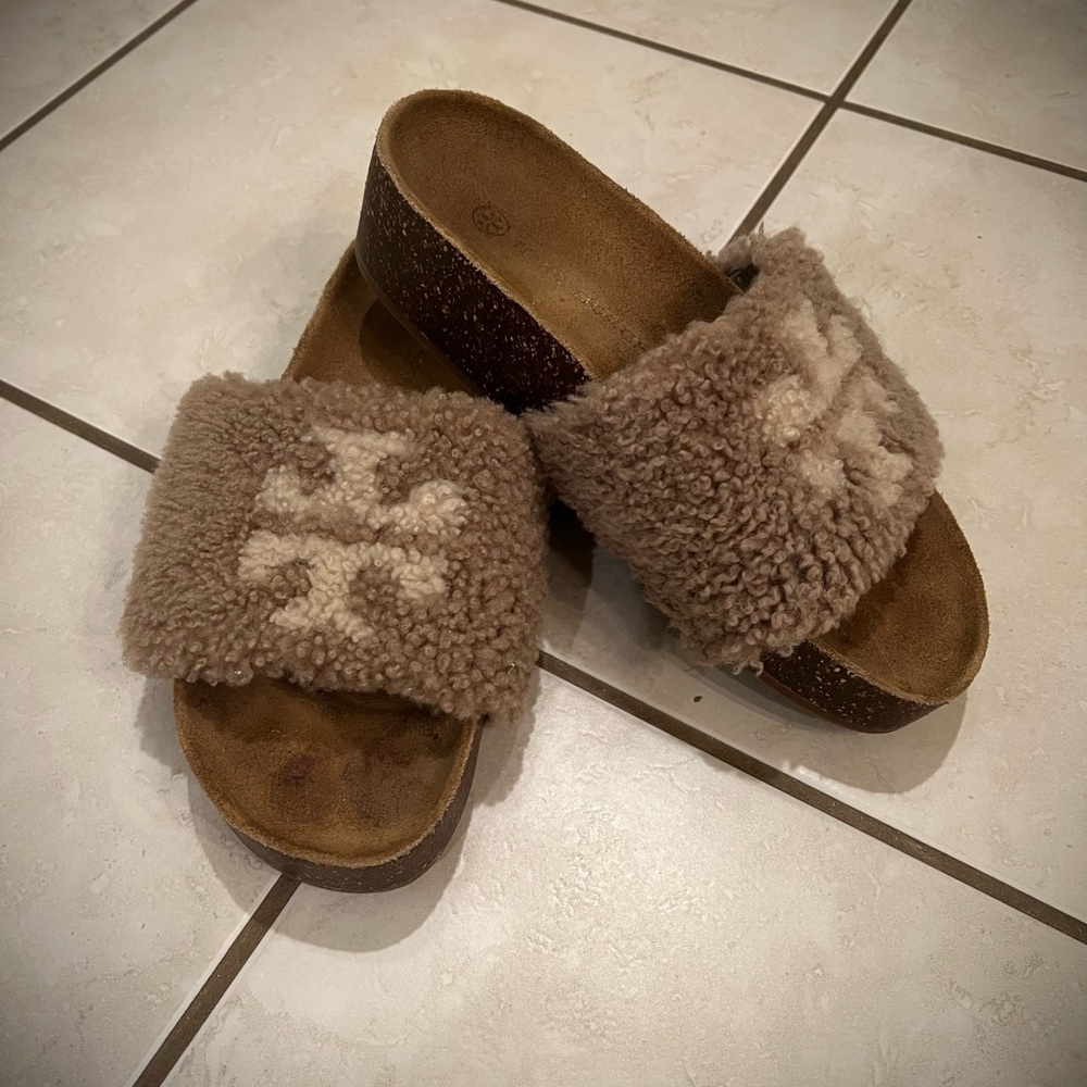 Tory Burch Tan Shearling Slides, sz 8